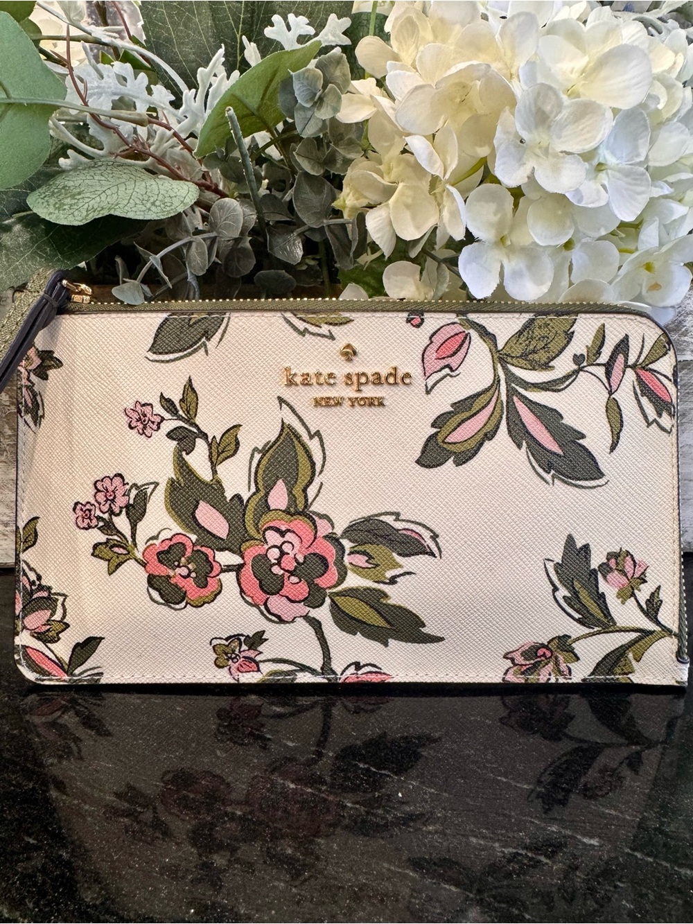 🍃🌸Kate Spade Lucy Ivory Floral Saffiano Leather L-Zip Wristlet Wallet